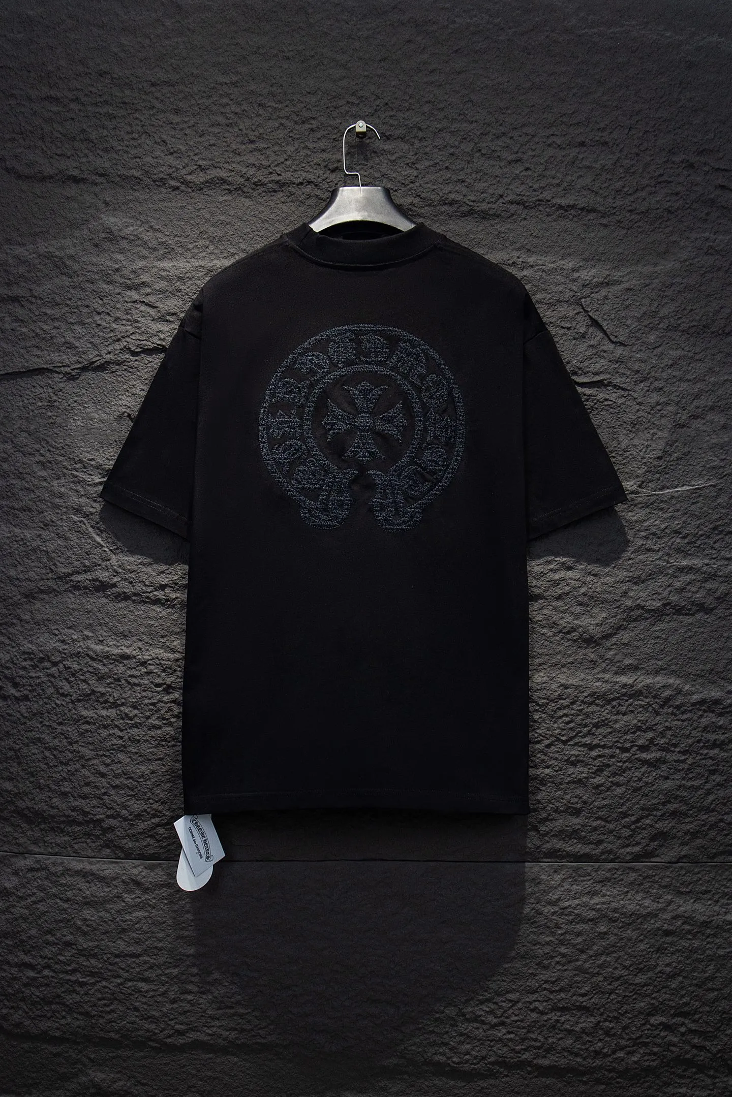 P180 Chrome hearts 25FW This year's popular Chrome heart style is so 🉑️. The imported leather label on the front chest is made of ZP material. 1:1 restoration makes it easy to touch. It has great resistance and is very smooth to the touch, which is different from the market. The letters are machine embroidered with leather material after adjusting according to the original details. The thickness is moderate. The #embroidery on the front uses imported Tajima high-density heavy embroidery technology. The font is three-dimensional and full. The special imported machine embroidery on the back uses manual craftsmanship and the cost is extremely high. Made of 32-count double yarn and 260-gram weight fabric, it is super comfortable. It is very comfortable and soft to wear in spring and summer. You will not feel stuffy. It is very comfortable to wear and absorbs sweat, so it is more suitable to wear. It can be used as a base in spring and can be worn casually on the street. The color is eye-catching 👍 The simple version is full of fashion and very comfortable to wear. It is well-designed and refuses to be monotonous and vulgar. It does not make ordinary styles. Modern elements and design sense come to the face, giving the piece of clothing a unique fashion color~ Color: White Black Size Chart: S M L XL